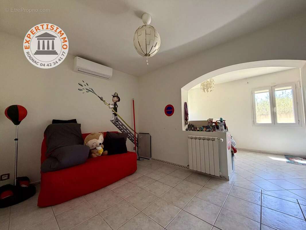 Saint esteve - plain-pied familial d'environ 150 m² – piscine – double garage – terrain de 682 m² - photo 11