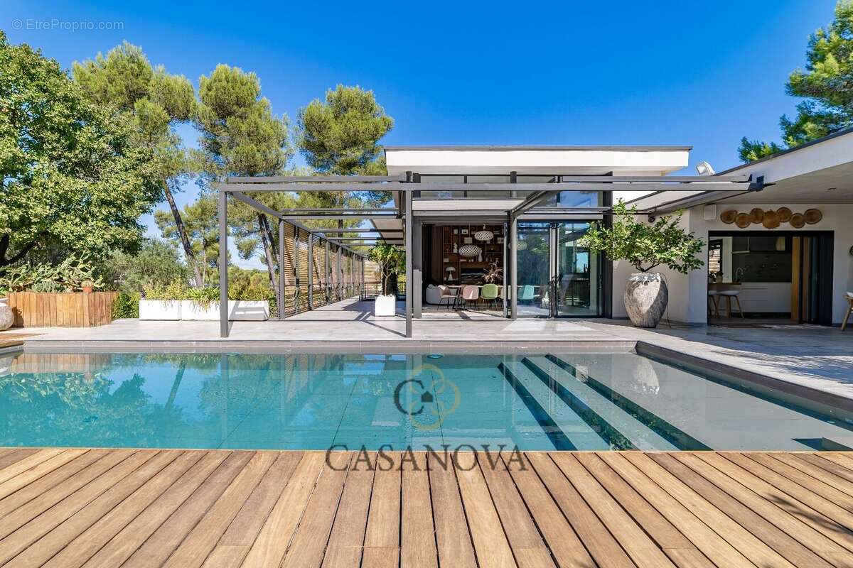 Maison à SAINT-CLEMENT-DE-RIVIERE