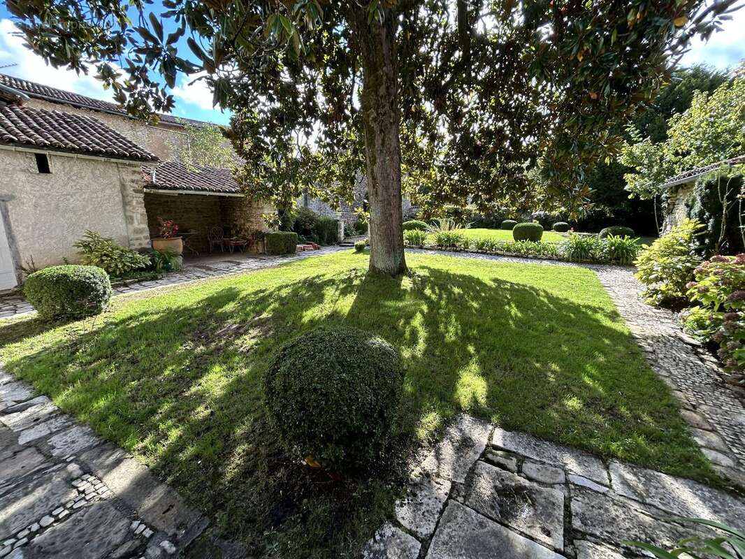 Maison 187 m² à Saint-Claud  - photo 3