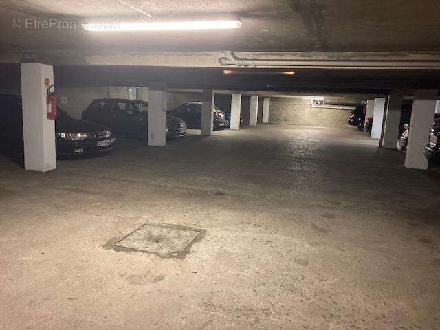 Parking à COURBEVOIE