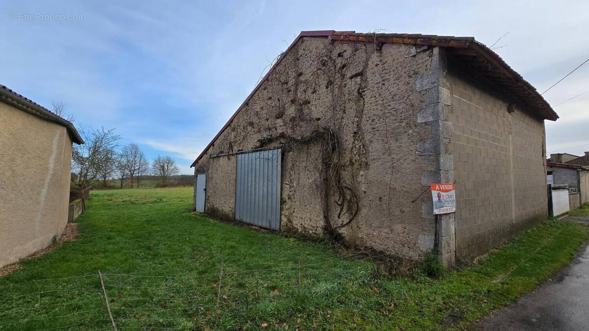 Appartement 110 m² à Leignes-Sur-Fontaine  - photo 1