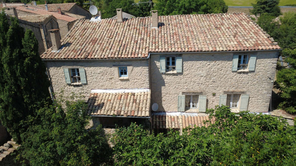 Exclusivité - Demeure d’exception du XVe siècle au cœur de la Provence - Saint Trinit (Vaucluse) - photo 2