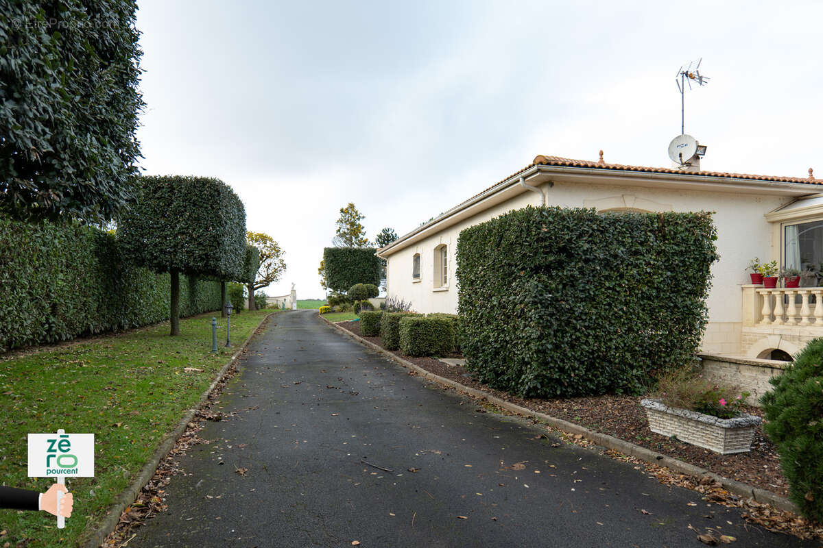 Maison à LES MAGNILS-REIGNIERS
