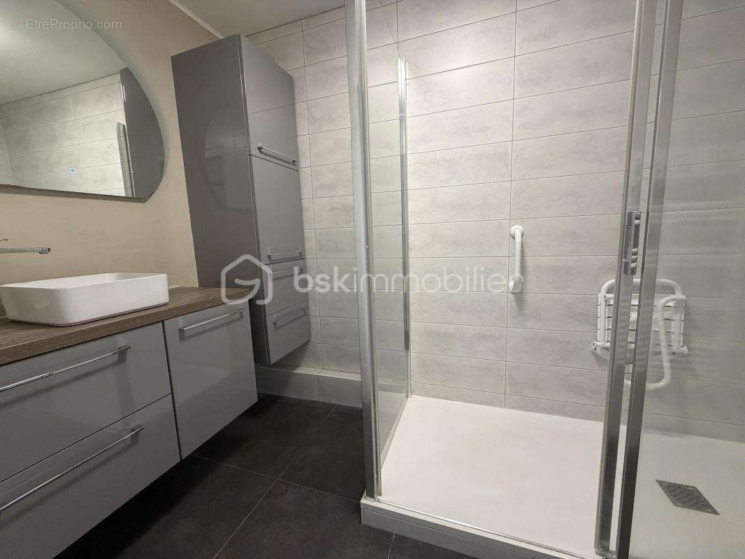 Appartement de plain pied entièrement rénové - photo 4