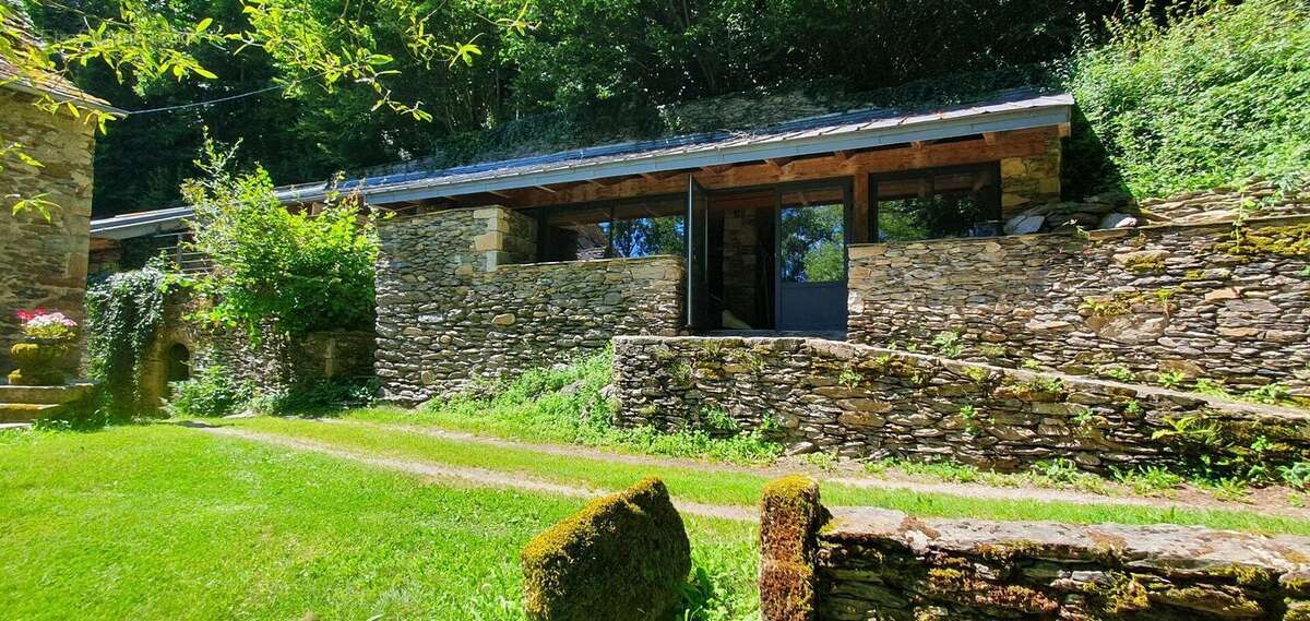 Magnifique moulin rénové dans un écrin de verdure - photo 16