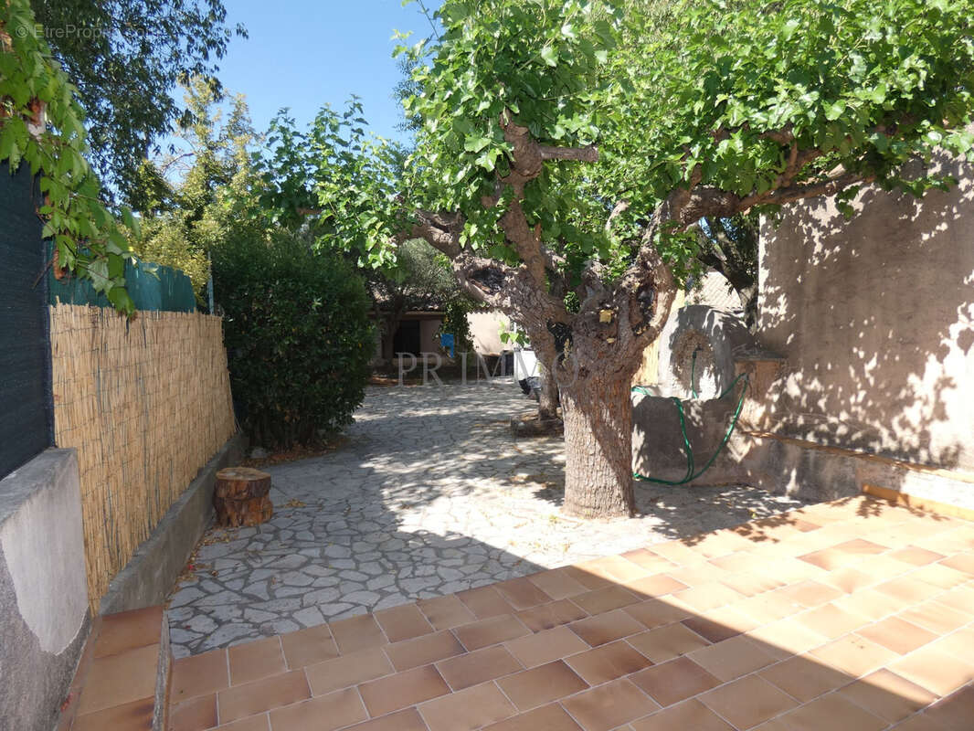Appartement de plain pied sur 234 m2 de terrain avec garage et cave le thoronet - photo 2