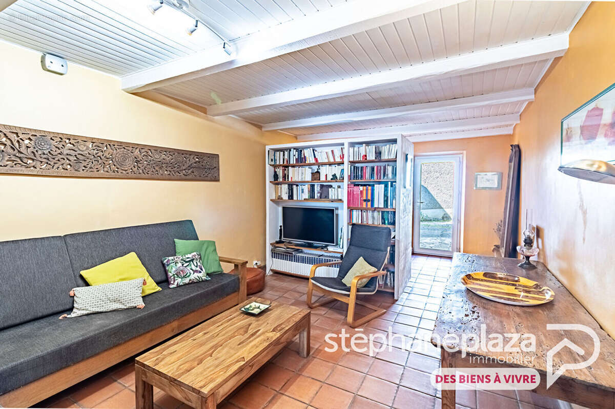 Maison de village avec cachet et charme de 171m², 4 chambres + espace bureau, dépendance, jardin et 2 places de stationnement au - photo 6