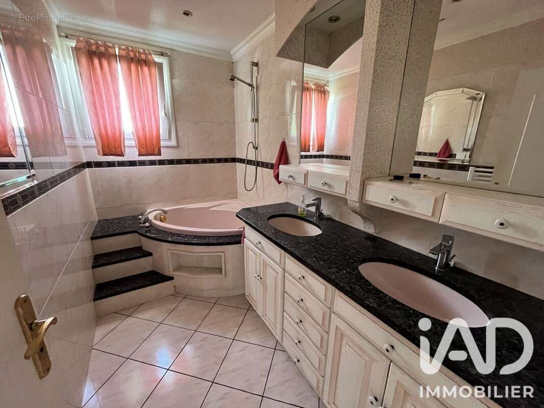 Maison 106 m² à La Copechagniere  - photo 7
