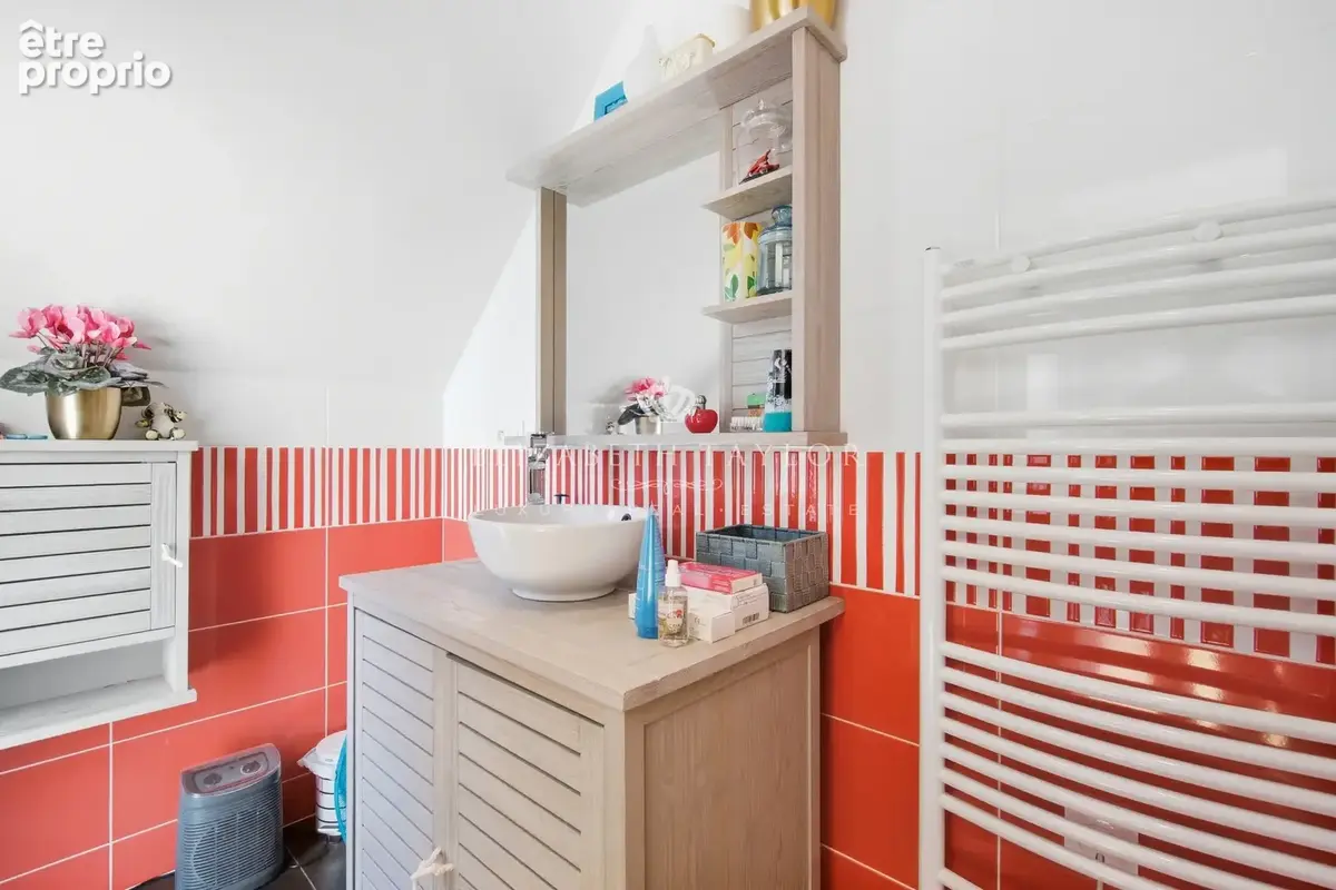 Maison contemporaine familiale de 240 m2 avec piscine sur terrain de 1 340 m2 - photo 23