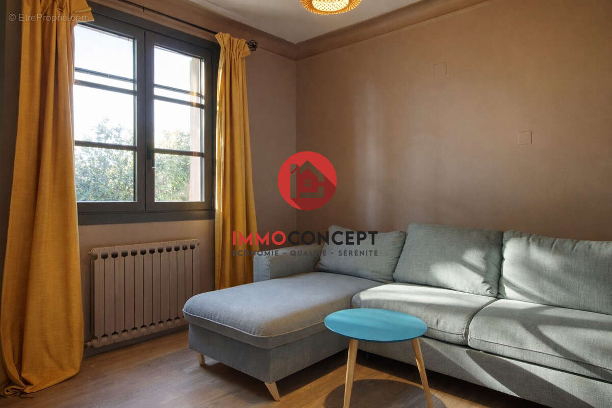 RdC: Bureau ou chambre - Maison à PUJAUT