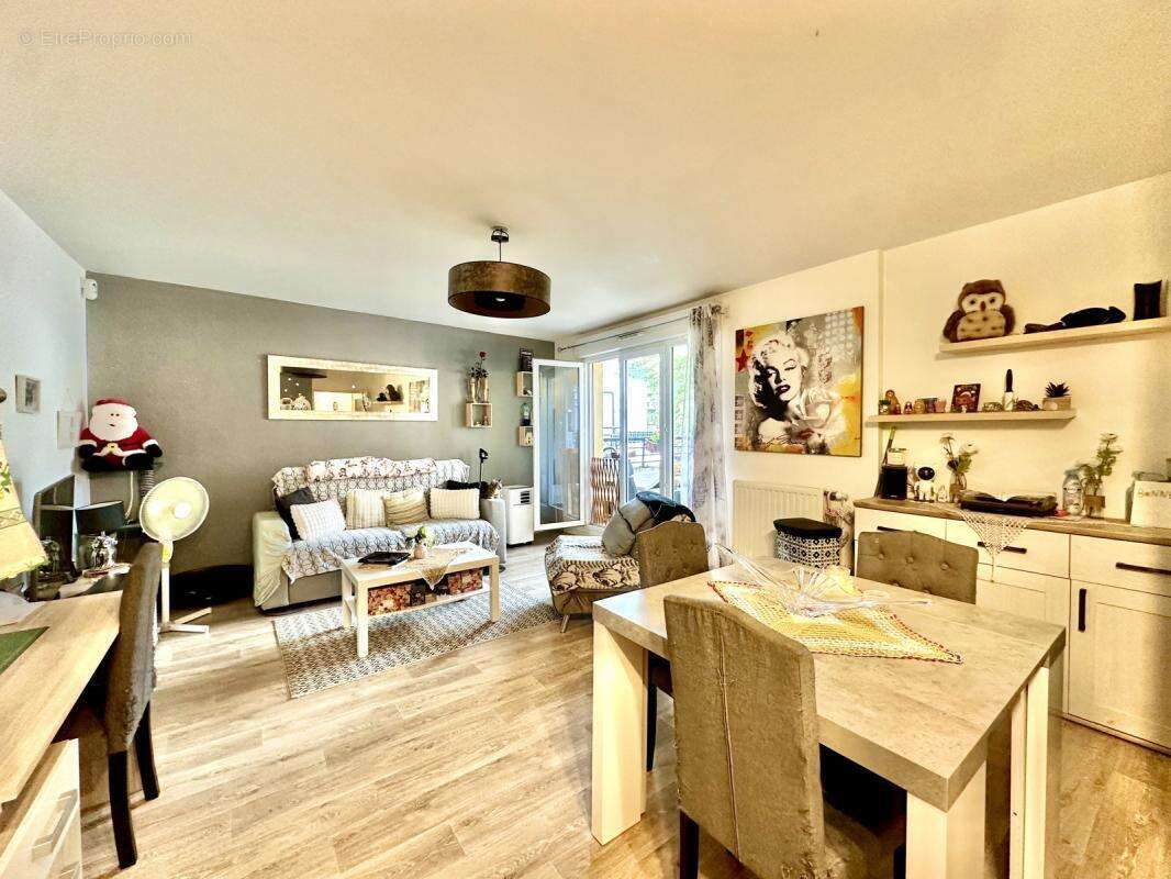 Appartement à VAUJOURS