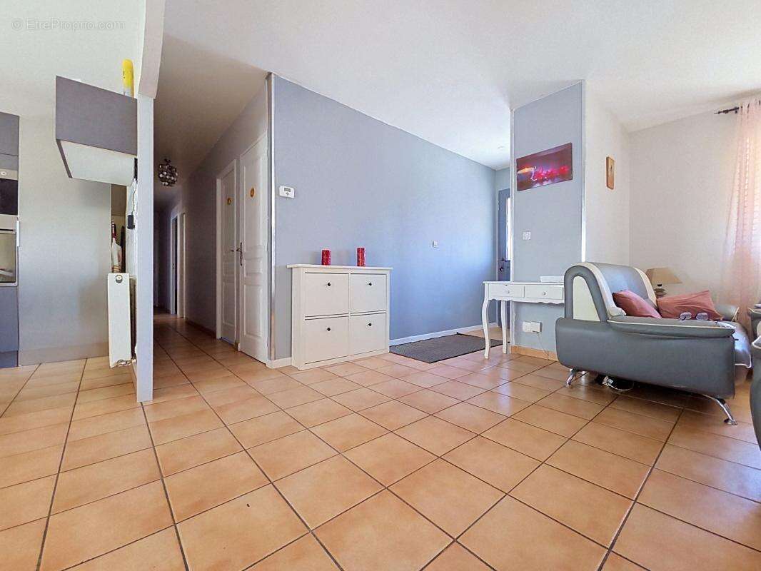 Maison - Plain Pied - 4 Chambres - Garage - Buanderie - Jardin - Piscine - photo 11