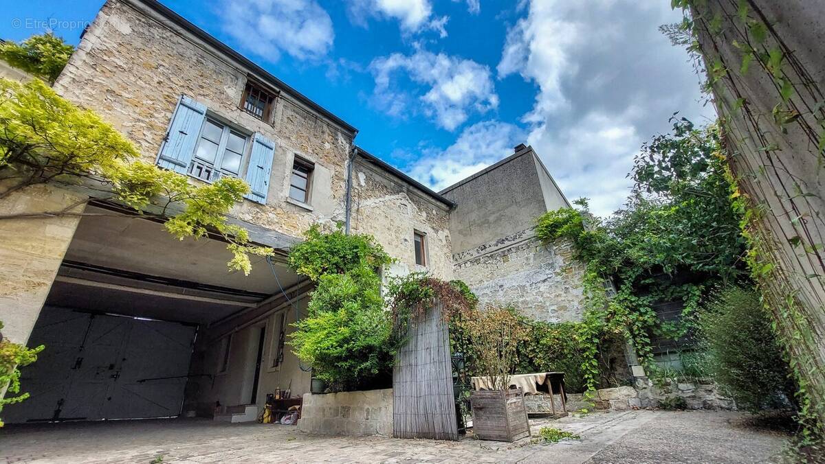 Cour pavée / coin terrasse - Maison à PONTOISE