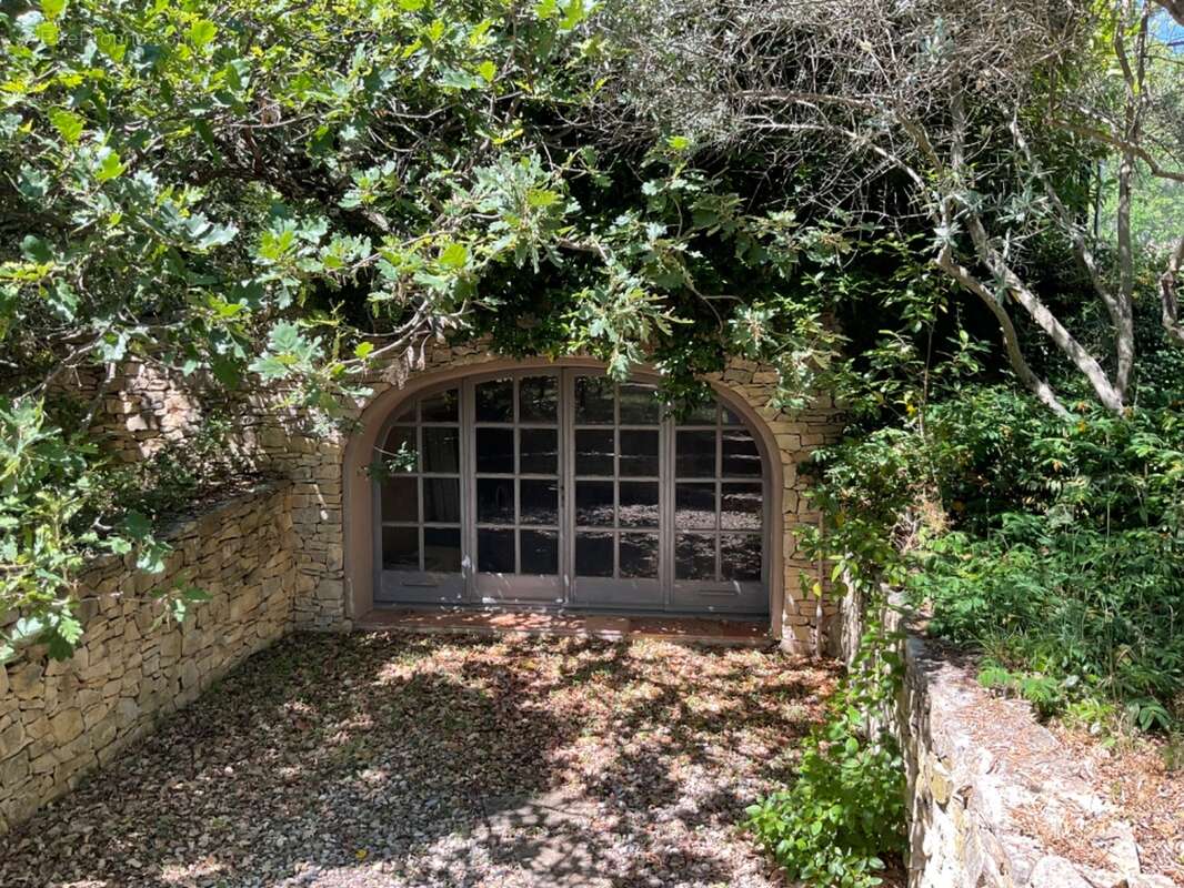Proprieté  à 20 mns d'Aix en Provence sur la commune de Rognes  380m2 avec 8 chambres - photo 2