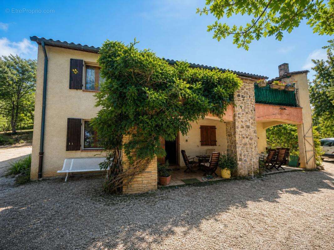 Maison de 7 pièces d'environ 196 m² à Esparron-de-Verdon - photo 2