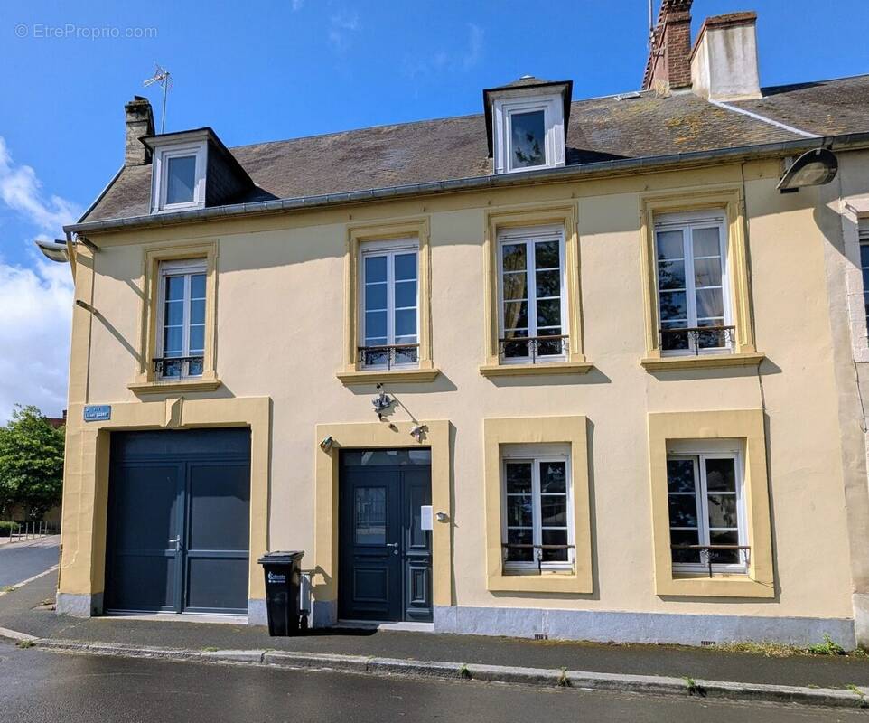 façade sur rue - Maison à ISIGNY-SUR-MER