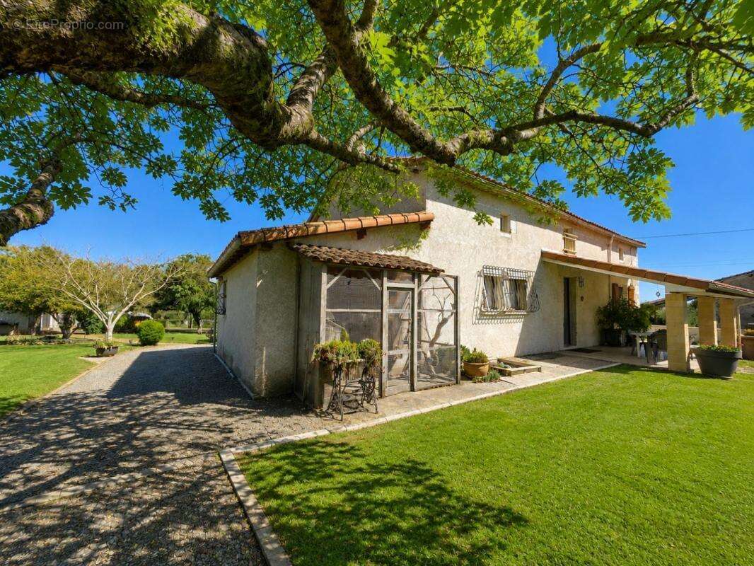 Maison 135 m² à Cellefrouin  - photo 2