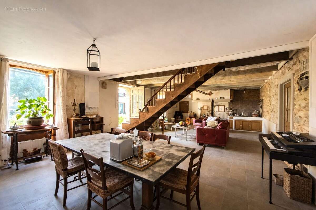 Maison à LA SALVETAT-PEYRALES