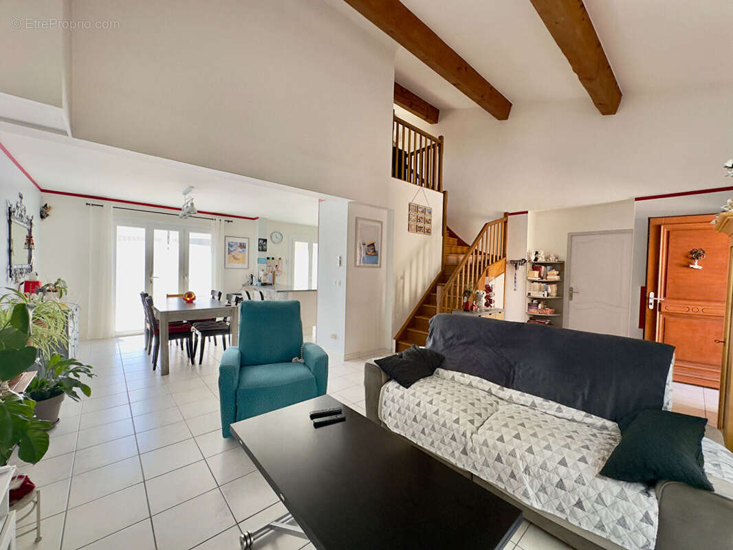 Maison familiale de 114 m² avec piscine, 4 chambres, centre-ville la crau - photo 6