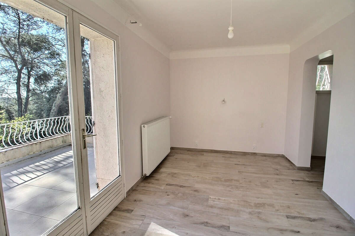 Maison à SAINT-CLEMENT-DE-RIVIERE