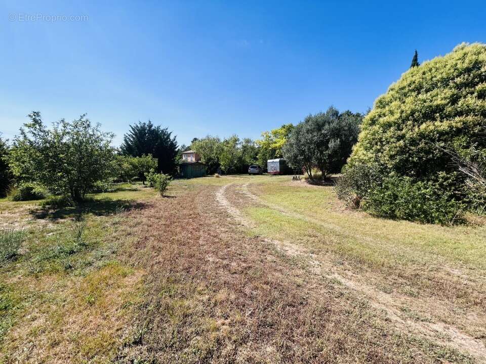 Terrain 1037 m² à Villecroze  - photo 2