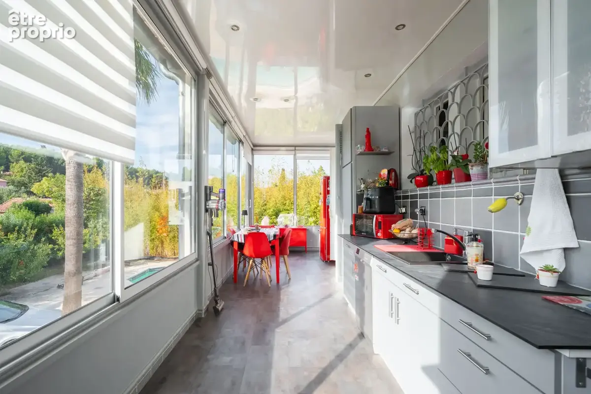 Une propriété pleine de charme comprenant deux appartements indépendants avec deux entrées séparées sur un ter - photo 13