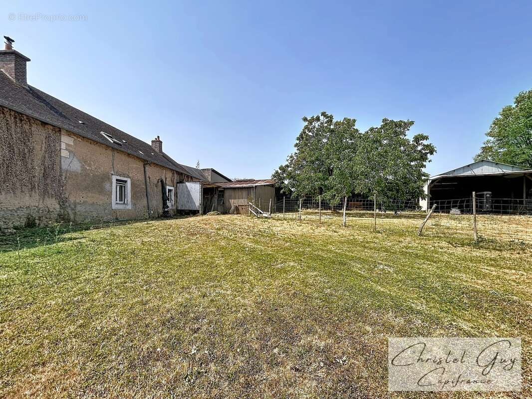 Sarthe (72), Propriété à vendre sur plus de 4 hectares, habitation et nombreuses dépendances et espaces de stockage, fort potent - photo 4