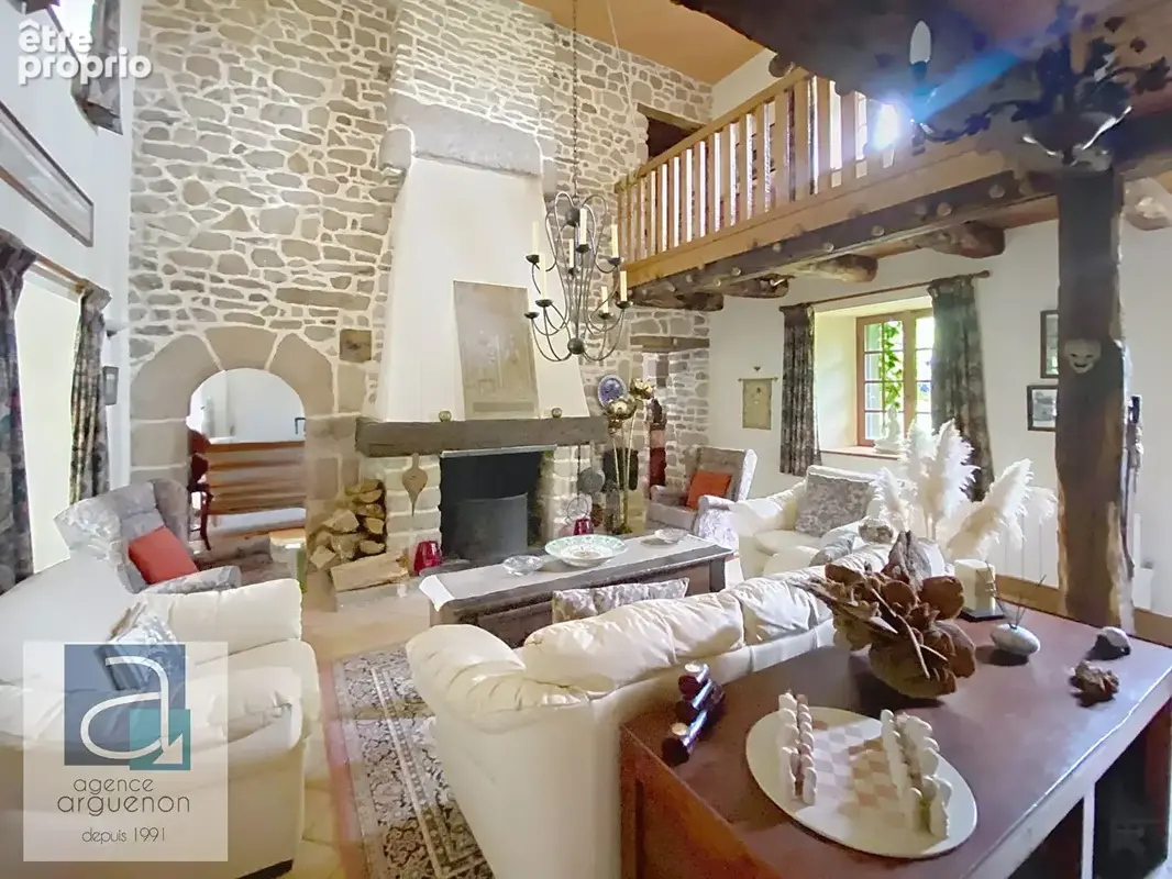 PLÉLAN-LE-PETIT : Élégante maison individuelle en pierre, sans vis-à-vis, dotée de charmants jardins paysagers ; située dans un  - photo 3