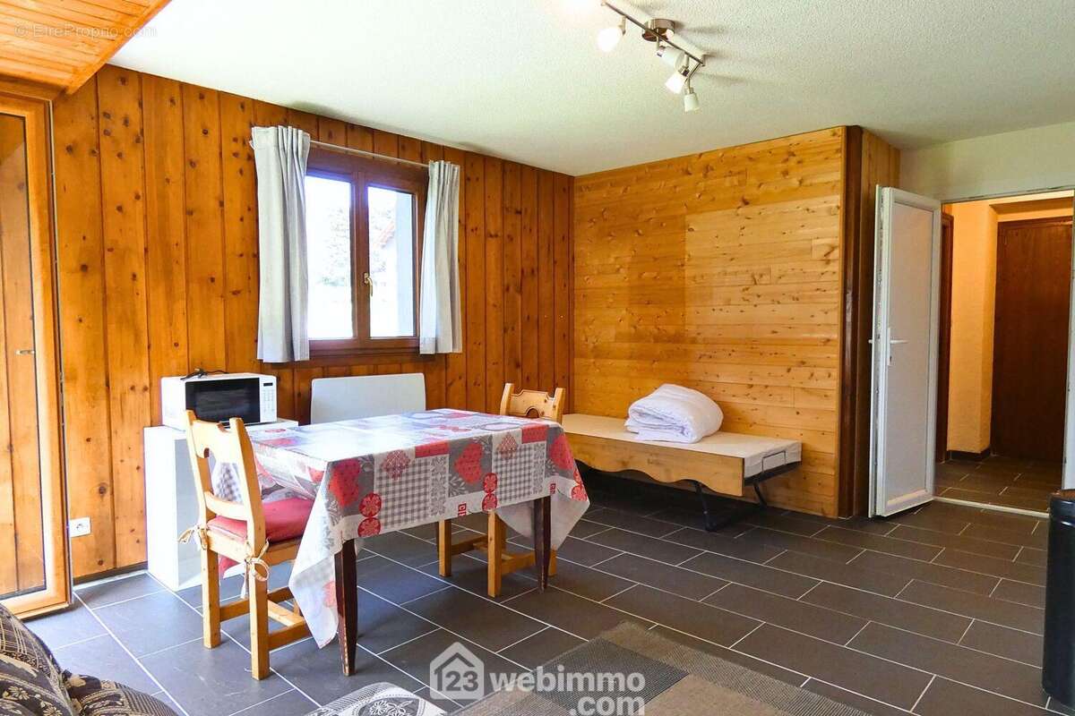 Le sejour, d?environ 19 m², offre un bel espace à aménager selon vos envies.