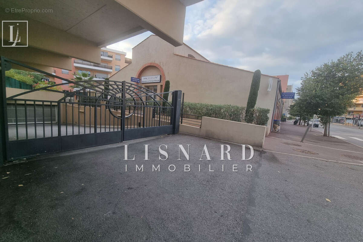 Parking à VALLAURIS