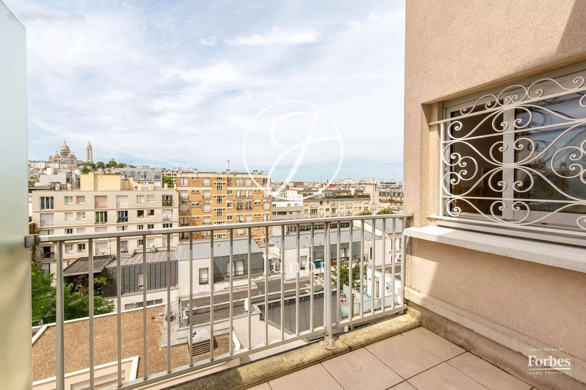 PARIS 18e - MARCADET / STEPHENSON - Studio à vendre - 26,59 m² Carrez - Balcon - Vue Sacré-Cœur. - photo 2