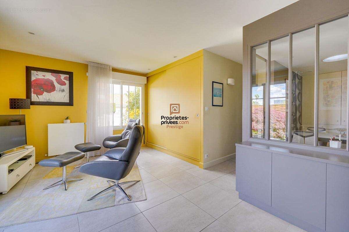 DEPT 33  Mérignac - Maison d'exception 8 pièce(s) 181 m2 avec jardin paysagé et piscine au sel chauffée - photo 13