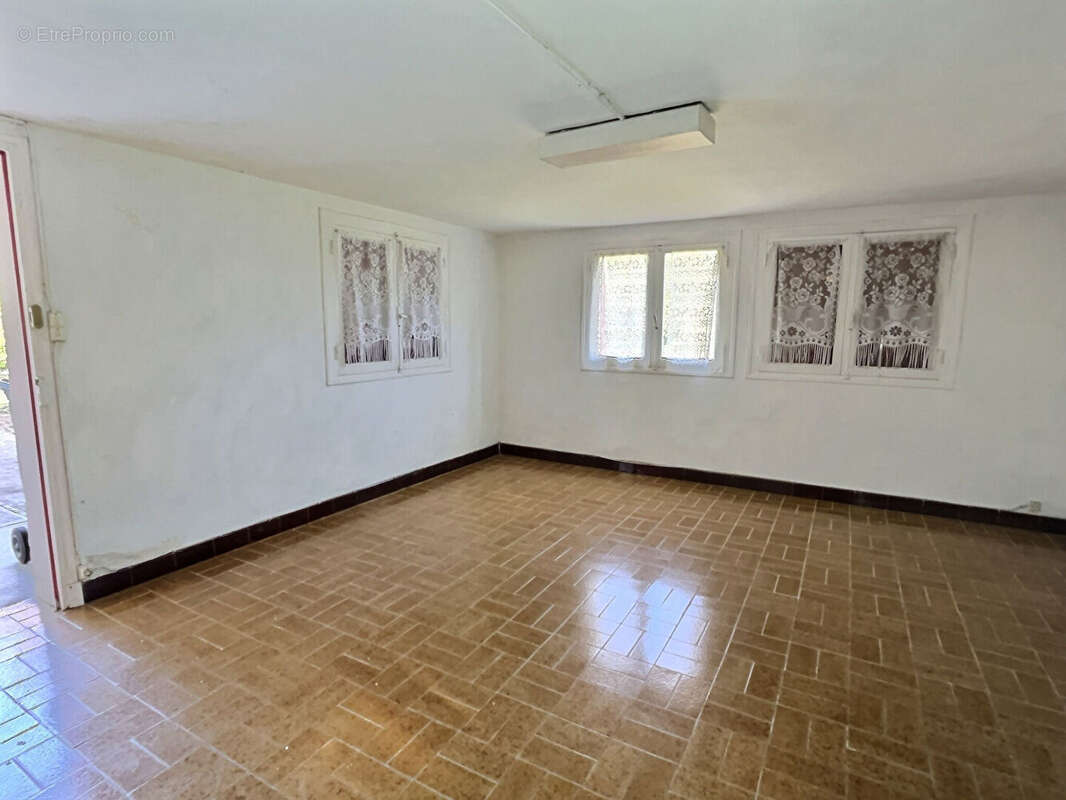 À vendre - Maison avec jardin et garage - photo 6