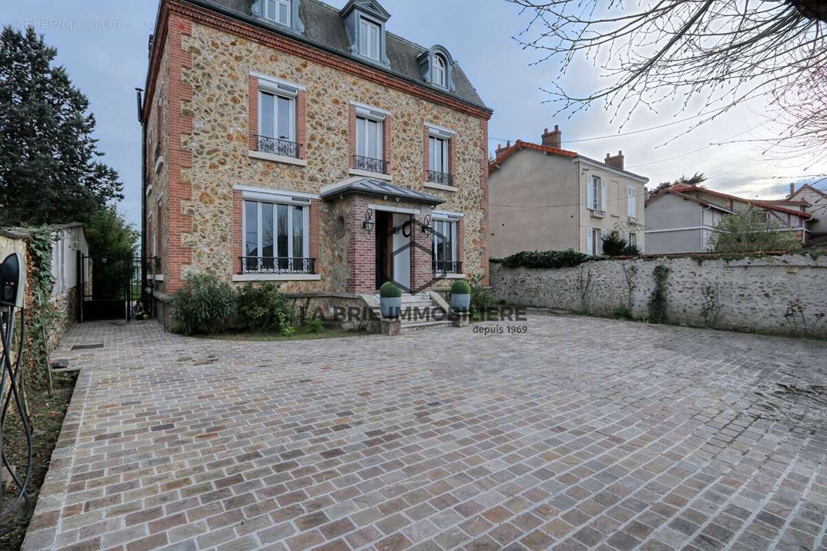 Maison 235 m² à Villecresnes  - photo 8