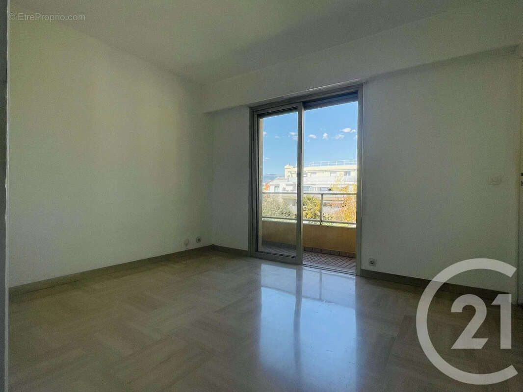 Appartement à SAINT-LAURENT-DU-VAR