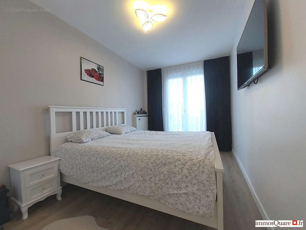 Chambre parentale avec balcon - Appartement à SASSENAGE