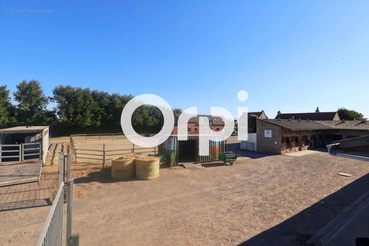 Domaine équestre de 5,5 hectares avec infrastructures de qualité à Cappelle-la-Grande - photo 3