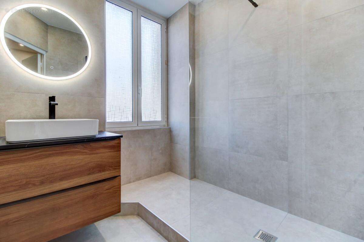 Appartement à SAINT-LAURENT-DU-VAR