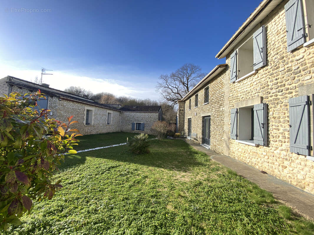 Maison à ROULLET-SAINT-ESTEPHE