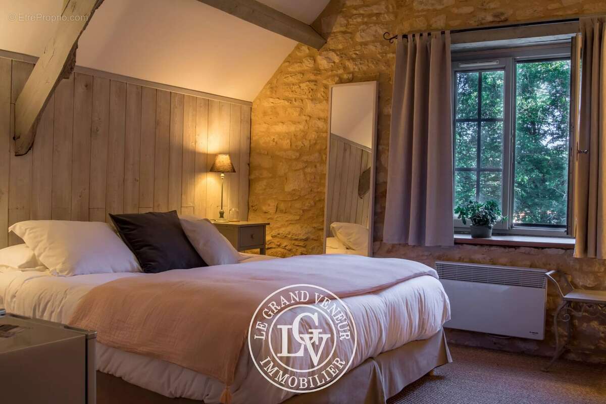 Sarlat- propriété comprenant 8 chambres- dont 5 chambres d'hôtes- 7 salles de bains- piscine- 13047m² de terrain - photo 14