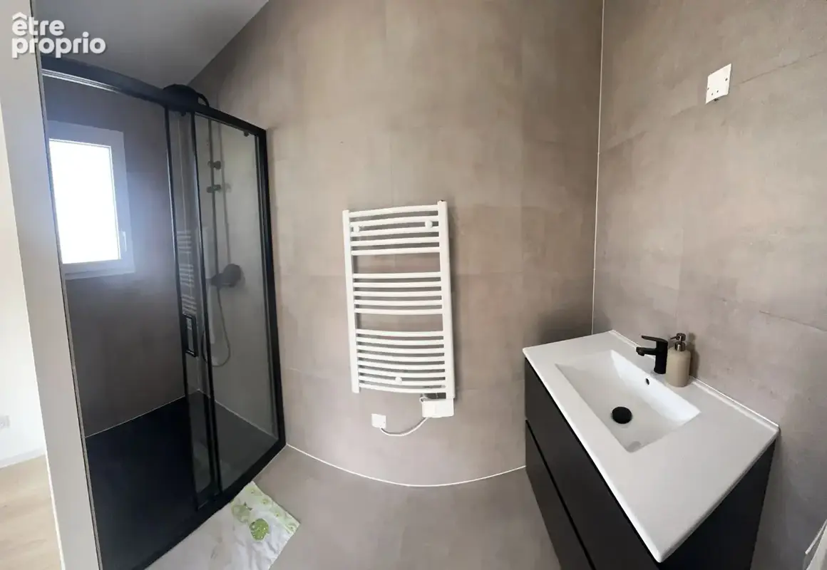 Maison récente de plain-pied - 5 pièces - 100 m² habitables - 3 chambres - terrain d'environ 311 m² - photo 4