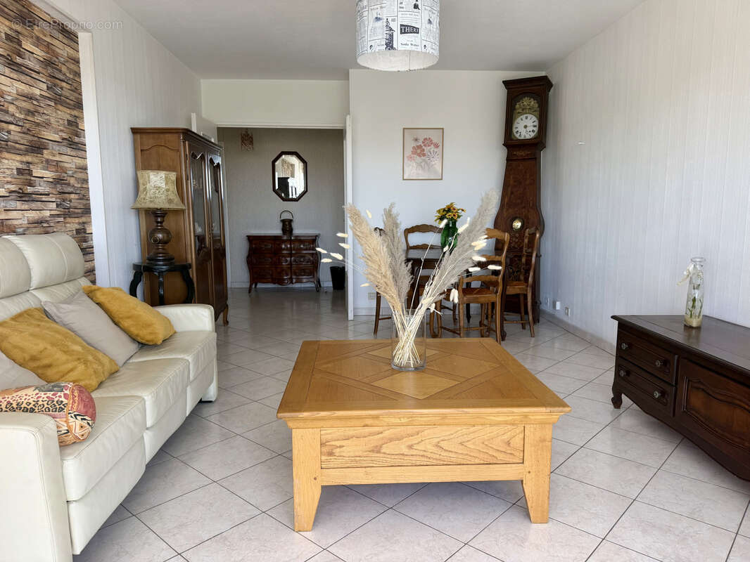 T4 traversant lumineux avec balcon champ fleuri 13014 - photo 11