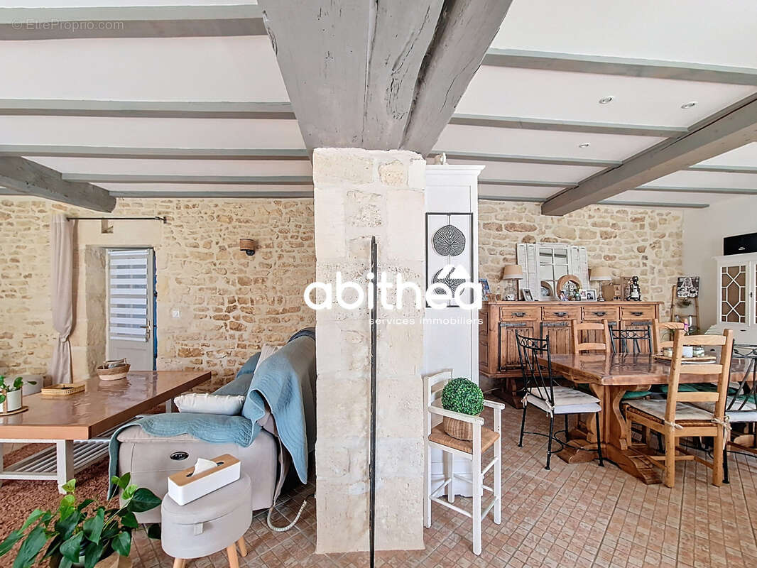 Maison à SAINT-GENIS-DE-SAINTONGE