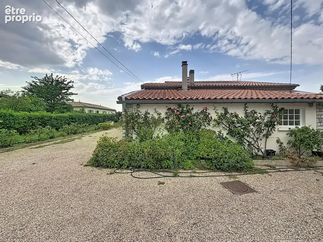 Photo 1 - Maison à VILLENEUVE-LA-COMPTAL