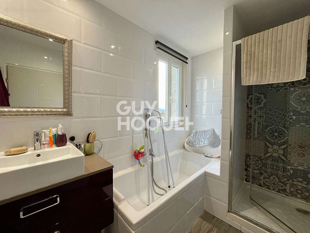 Grande maison familiale avec annexe et terrain à Espère - photo 8