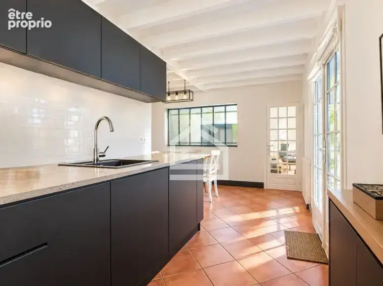 Maison de plein pied de 118m2, piscine et places de stationnement - photo 8