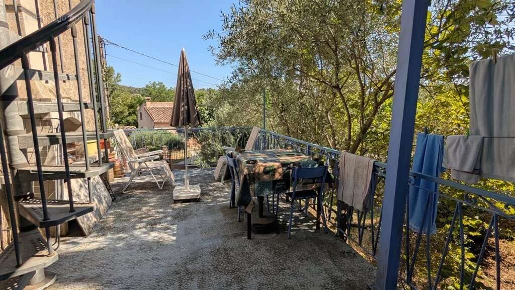 CARCES - Maison de village à rénover avec garage et terrasse - photo 2