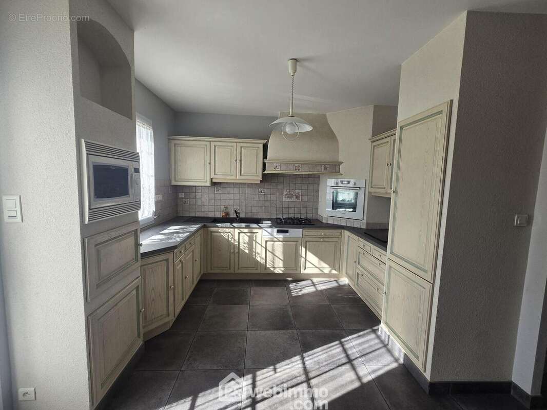 Cuisine aménagée et équipée donnant sur le séjour, salon. - Maison à TALMONT-SAINT-HILAIRE