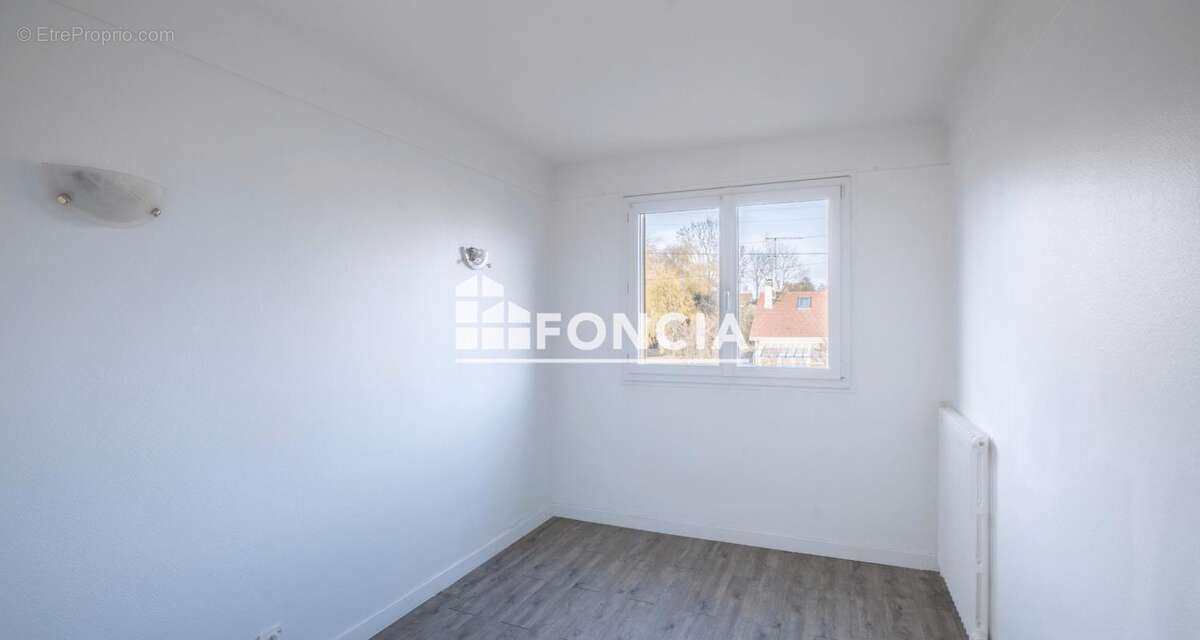 Maison à LE MESNIL-SAINT-DENIS