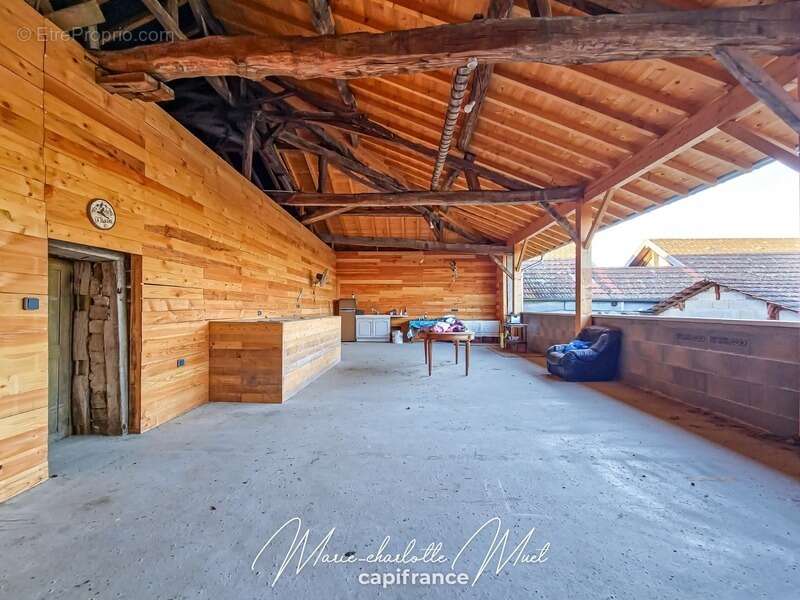 Maison à BAGE-LE-CHATEL